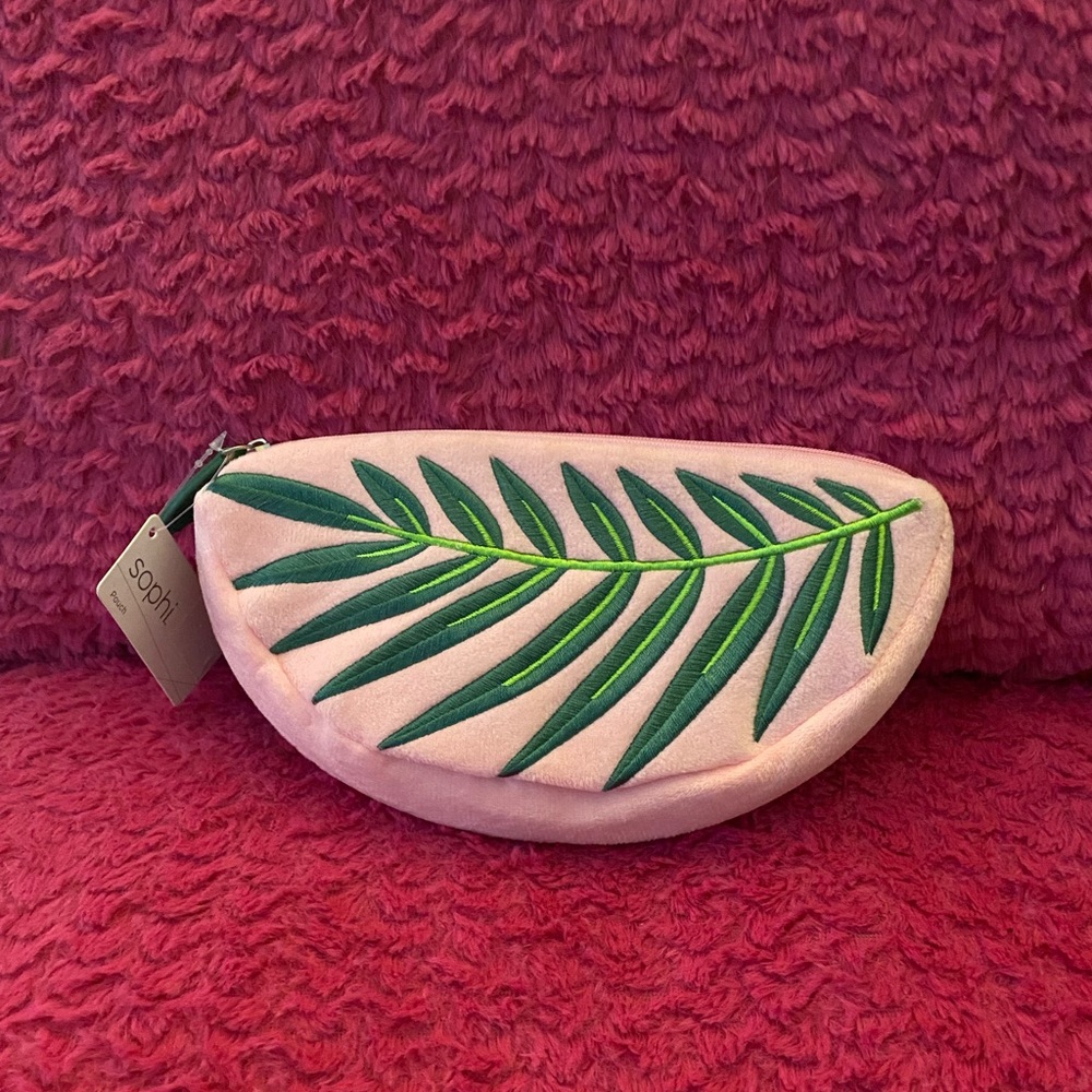 💚 Sophi Palm Pouch - Picture 2 of 3